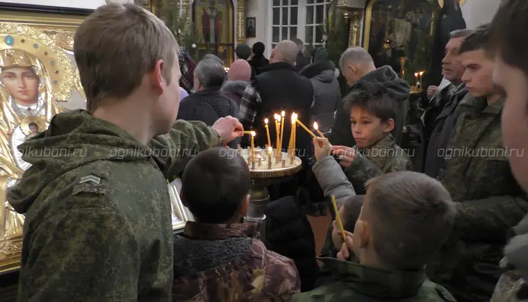 На предрождественской службе в Свято-Покровском соборе побывали воспитанники детского военно-патриотического клуба «Патриот»