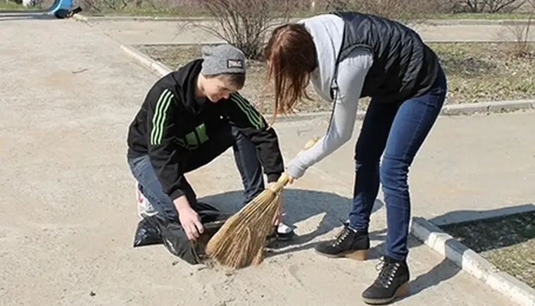 Начали весну с уборки