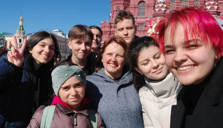 Двадцать учеников отделения изобразительного искусства Детской школы искусств станицы Казанской провели майские праздники в Москве