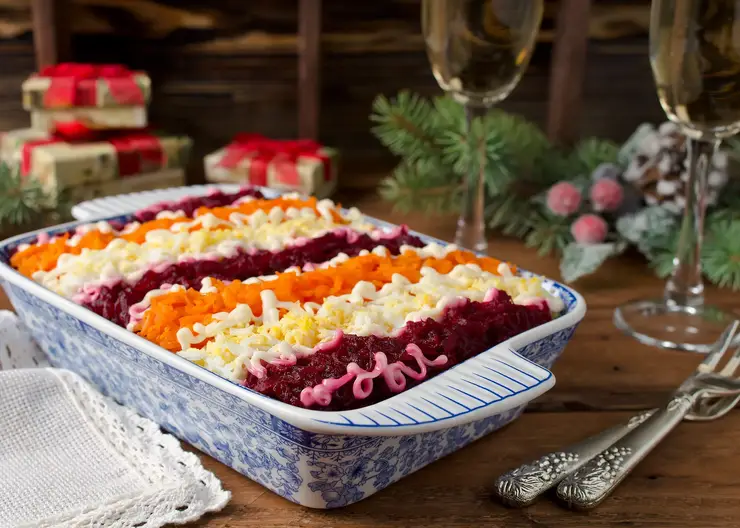 «Селедочка под шубой», «Оливье», мандарины, красная икра… Сколько в этом году стоят продукты для новогоднего стола?