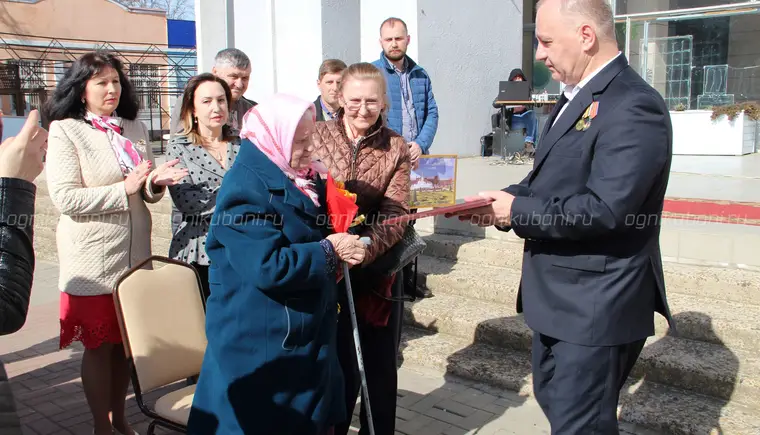 Архивные документы жертв фашистского плена из Кавказского района передали лидеры военно-патриотического проекта «Возвращение имени»