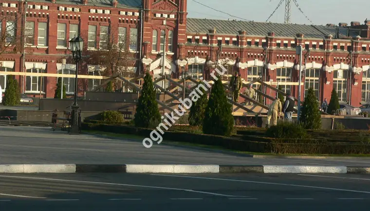 Городской фонтан на привокзальной площади Кропоткина закрыли до следующего сезона