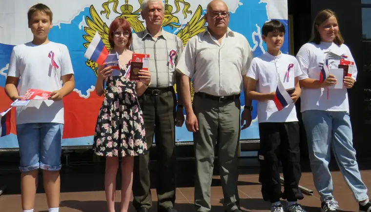 В Кавказском районе пяти юным гражданам торжественно вручили первые паспорта