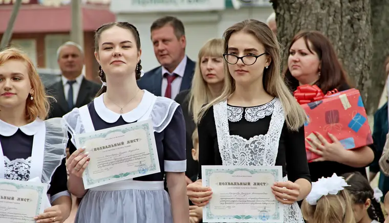 В Кавказском районе последние звонки прозвучали для сотен выпускников