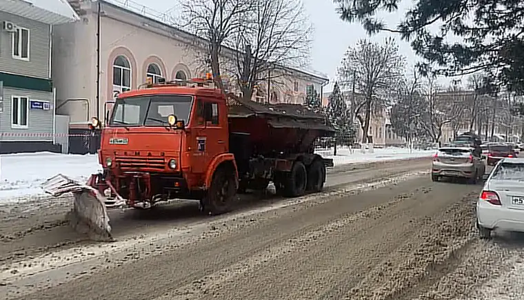 Снегоуборочная техника вторые сутки расчищает улицы Кавказского района