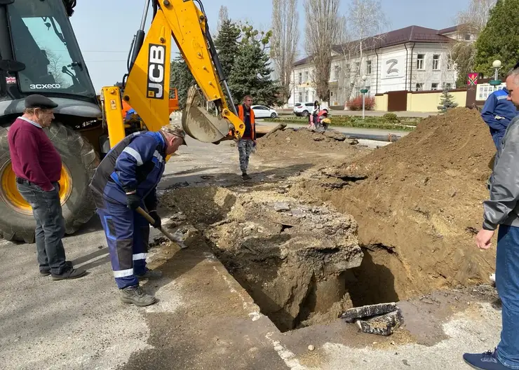 На улице Красной в Кропоткине начался плановый ремонт канализационного колодца