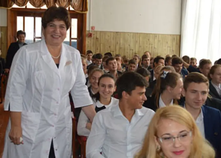 Главный врач районной больницы Эльбина Цорионова провела для школьников станицы Темижбекской Урок здоровья