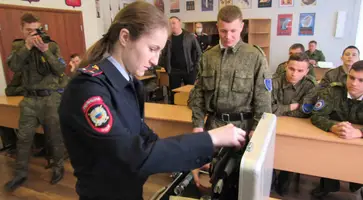 В Кавказском районе полицейские и общественники провели профориентационный урок для кадетов