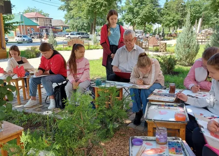 Воспитанники художественной школы Кропоткина оттачивают мастерство на городских пейзажах