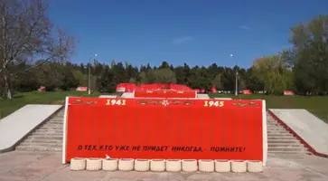 В парке 30-летия Победы приступили к косметическому ремонту мемориального комплекса
