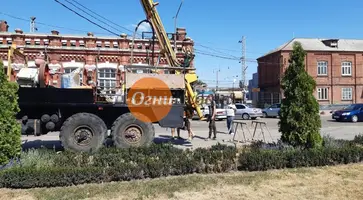 На привокзальной площади Кропоткина идёт монтаж составляющих автоматической системы полива газонов