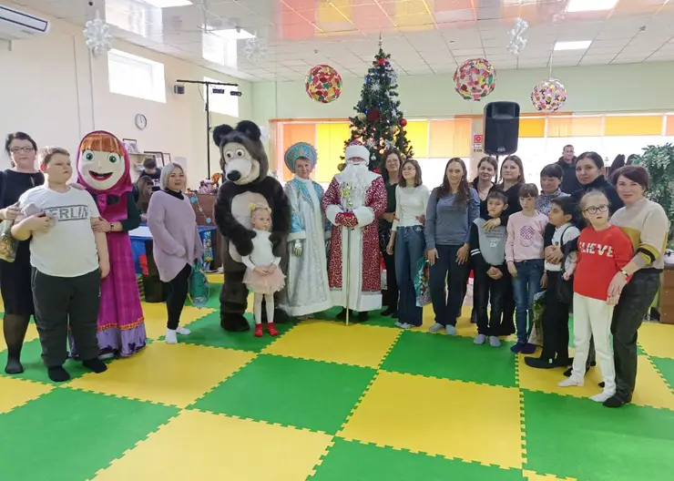 Волонтеры Дома детского творчества станицы Кавказкой порадовали детей-инвалидов сладкими новогодними подарками