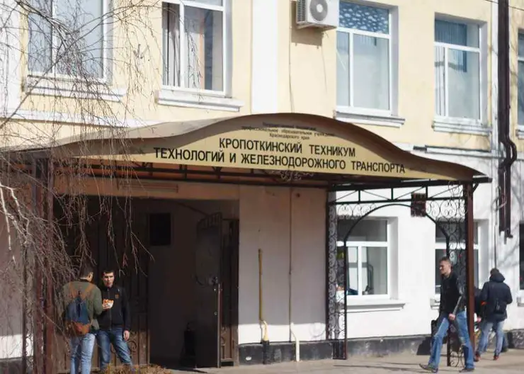 В Кропоткине сотрудники МЧС эвакуировали 89 человек из-за пожара в общежитии техникума