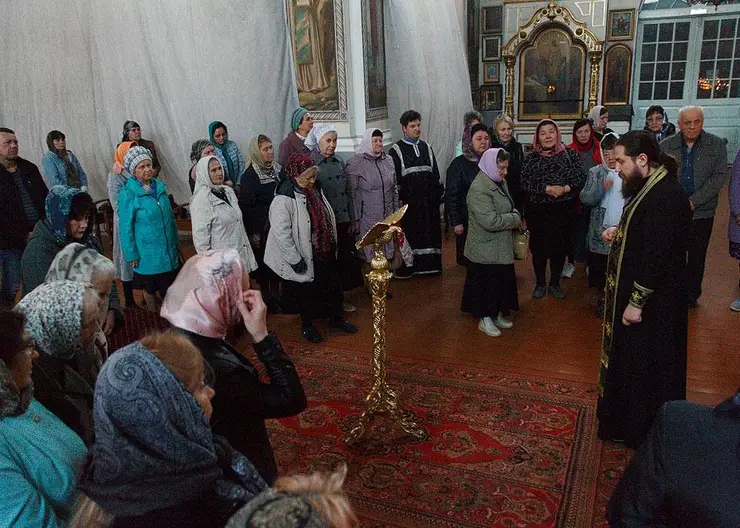 Православные собрались в храме на пассию