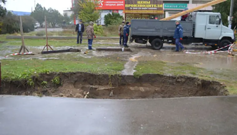 В микрорайоне №1 на ул.Двойной образовался дорожный провал