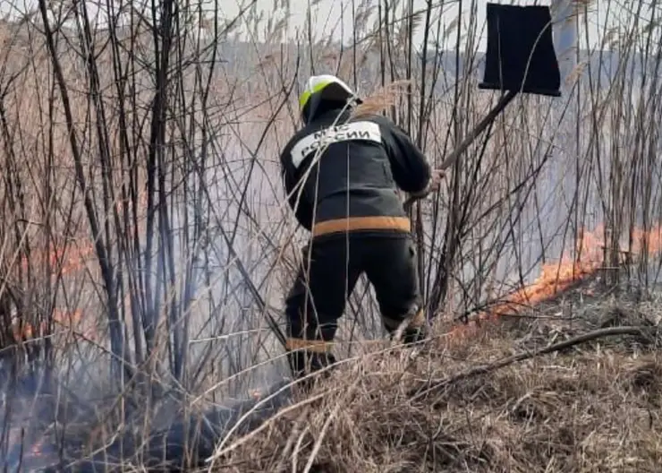 Пожарные ликвидировали возгорание камыша в черте города Кропоткина
