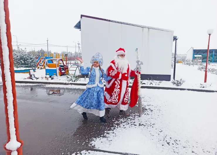 Возле детского сада станицы Кавказской были замечены Дед Мороз и Снегурочка