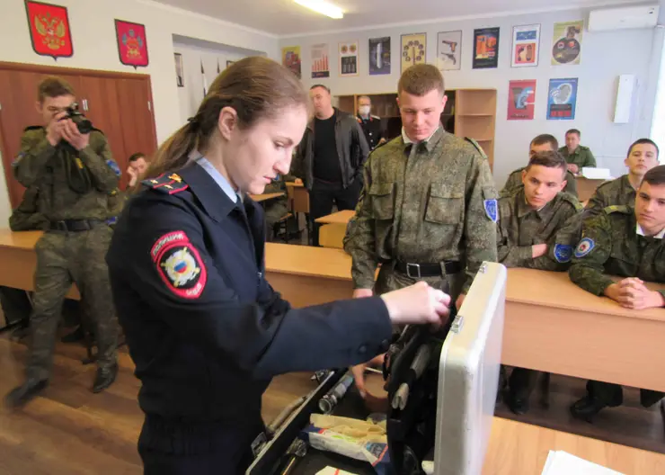 В Кавказском районе полицейские и общественники провели профориентационный урок для кадетов