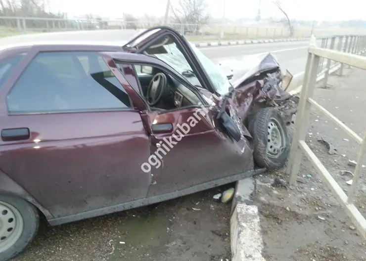 В станице Дмитриевской в аварии пострадал водитель «Приоры»