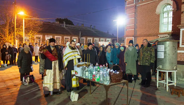 Чин великого освящения воды был совершен в день Крещения Господня в Покровском соборе Кропоткина