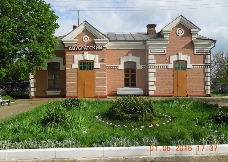 Железнодорожники убеждены, что большой вокзал в Кропоткине и маленькие станции до Краснодара, — это единый архитектурный комплекс