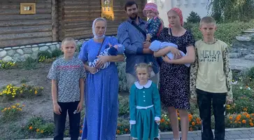Многодетным родителям Александре и Евгению Шумиловым из станицы Кавказской помогает в воспитании детей вера в Бога