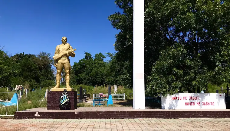 Молодежь поселка имени М.Горького вместе с сотрудниками местной библиотеки регулярно поддерживают чистоту у памятника погибшим солдатам в Великую Отечественную войну