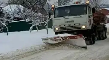 В Кропоткине на расчистке снега с 7 утра работает спецтехника