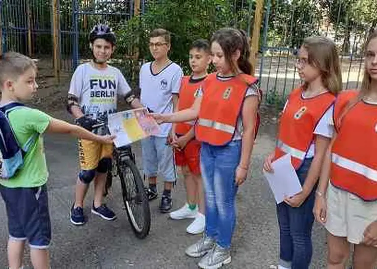 В Кавказском районе полицейские и отряд ЮИД провели для юных велосипедистов мастер-класс по изучению Правил дорожного движения