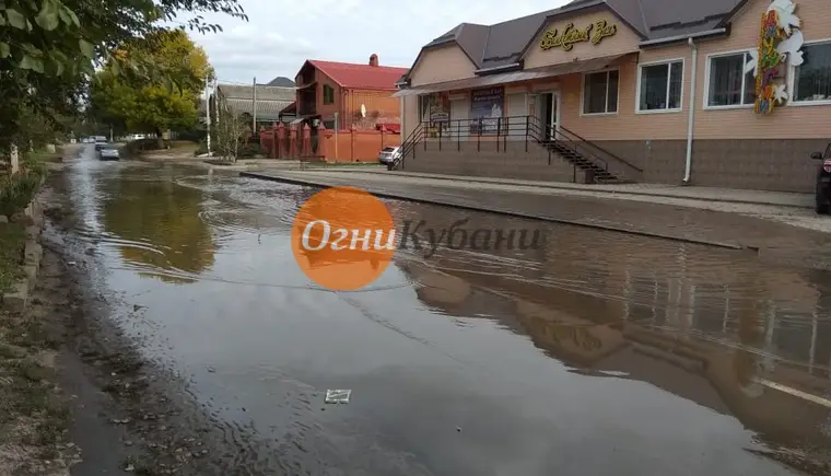 Огромная лужа на улице 8 Марта города Кропоткина затрудняет проезд автомобилей