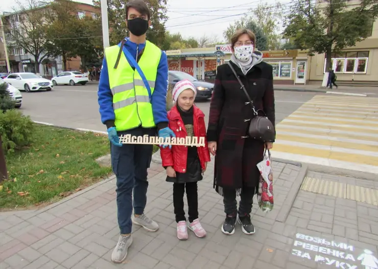 Сотрудники Госавтоинспекции и волонтеры надписями на асфальте призвали пешеходов соблюдать правила