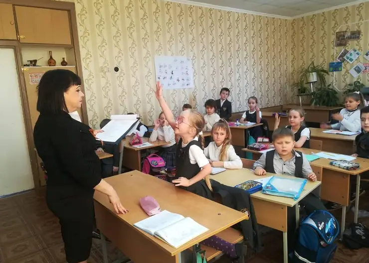 Сотрудники Дома культуры Кропоткина показали школьникам военный фильм