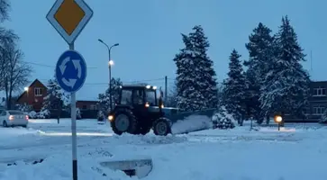 С раннего утра в Лосевском сельском поселении идёт расчистка тротуаров