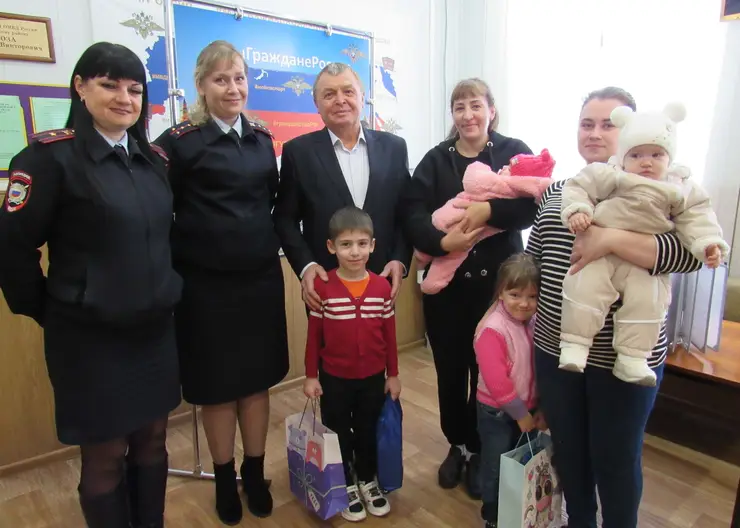 В Краснодарском крае полицейские и общественники провели правовое консультирование семей, прибывших из ДНР