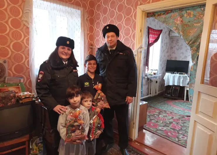 Дед Мороз и Снегурочка из транспортной полиции поздравили детей с Новым годом