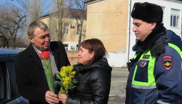 Сотрудники ДПС и общественники провели акцию «Цветы для автоледи»