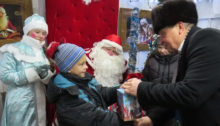 В Кавказском районе полицейские и общественники подарили детям настоящую зимнюю сказку