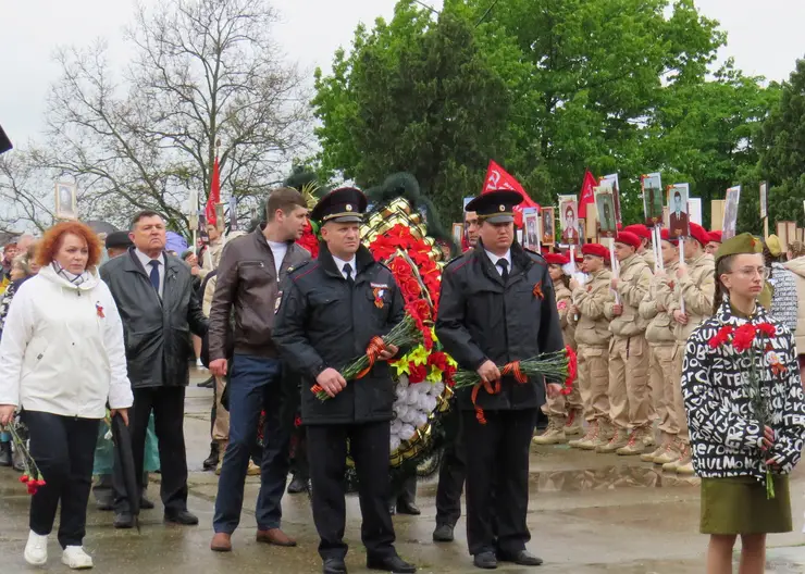 Правоохранители возложили цветы к Вечному огню в парке 30-летия Победы и поздравили с праздником ветерана войны