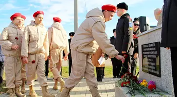 На братском захоронении советских солдат в Кропоткине молодежь почтила память павших