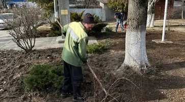 В станице Кавказской благоустраивают клумбы. Уже пора!