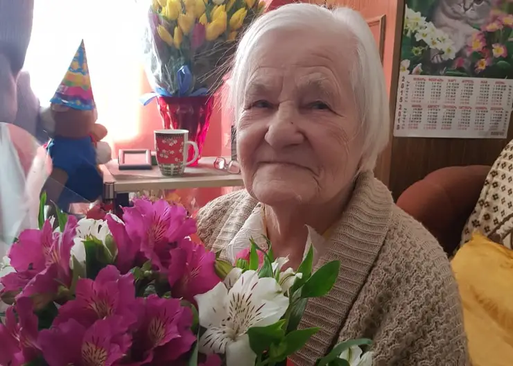 Свое 95-летие участница Великой Отечественной войны Анна Ивановна Буряковская встретила в тесном кругу большой и дружной семьи