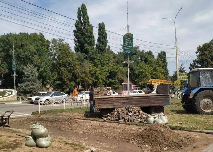 В Кропоткине на проспекте Ворошилова меняют тротуарную плитку