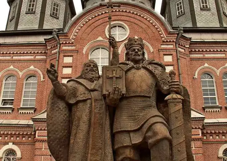 В Свято-Покровском соборе города Кропоткина колокольным звоном отметили День Крещения Руси