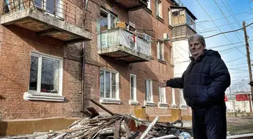 Пенсионер из Кропоткина в одиночку борется с нерадивыми жильцами дома №49 по ул.Железнодорожной