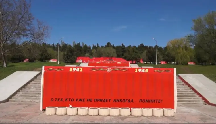 В парке 30-летия Победы приступили к косметическому ремонту мемориального комплекса