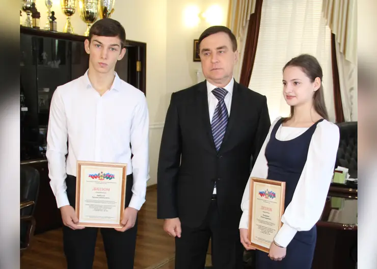 Глава Кавказского района Виталий Очкаласов поздравил школьников-победителей престижного конкурса