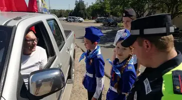 В преддверии Дня Победы госавтоинспекторы и их юные помощники вручили водителям «фронтовые треугольники»