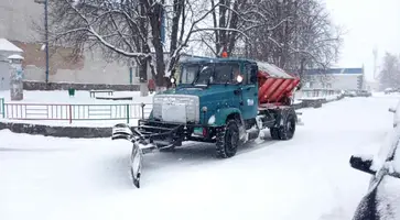 В станице Кавказской с раннего утра снегоуборочная техника вышла на расчистку улиц