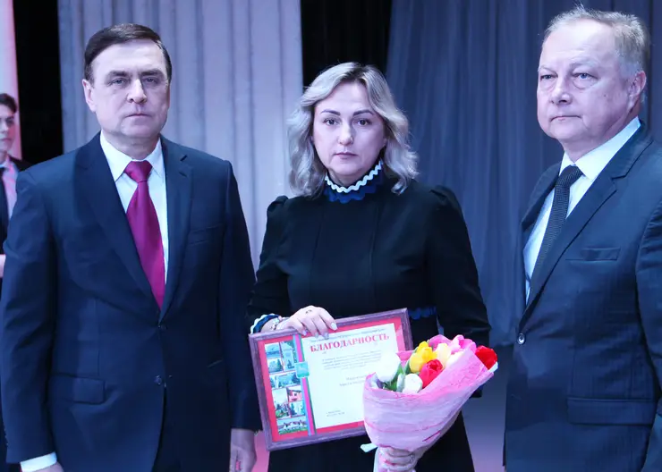 Виталий Очкаласов поздравил женщин района с наступающим Международным женским днём