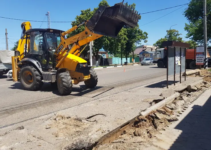 Сегодня в Кропоткине начался ремонт автобусных остановок